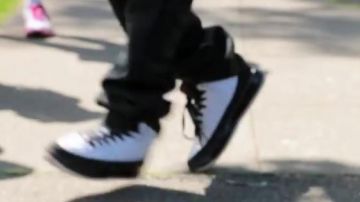 Les baskets Nike Air Jordan 9 Retro BG (GS) "Space Jam" dans le clip Slow Down de Clyde Carson