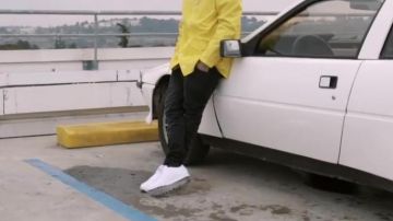 Zapatillas de cuero Reebok Classic "White" de Nemir en su video musical Des heures