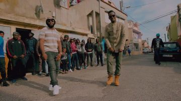Zapatillas Adidas ZX white stream en el clip Illegal de Gradur