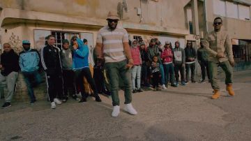 El par de Adidas Cloudfoam Advantage Negro/Blanco en el clip Illegal de Gradur