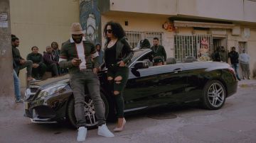 La paire de Converse All Star Chuck Taylor hautes noires dans le clip Illégal de Gradur