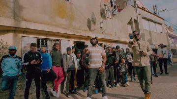 Zapatillas adidas Superstar Foundations blancas en el clip ilegal de Gradur