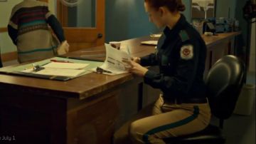 Los pantalones del personaje Nicole Haught (Katherine Barrell) en Wynonna Earp temporada 1