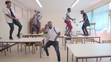 El par de Adidas blancas Stan Smith de Moh en su clip Grandké