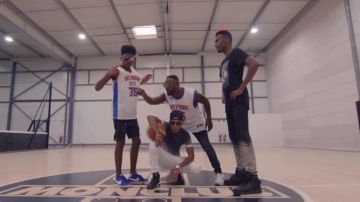 The pair of Nike Blazer High Blue White in the clip Grandké of Moh