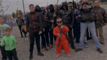 The pair of Nike Free Run 2 (GS) in the clip Vatos Locos Moh