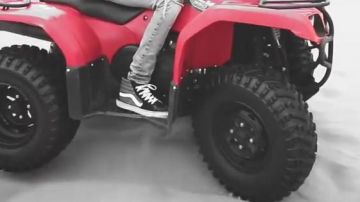 Les sneakers montantes Vans Sk8 Hi dans le clip So much de Wiz Khalifa