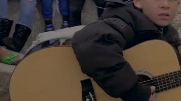 El par de Birkenstock verde manzana en el clip Vatos Locos de Moh