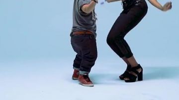 Les sneakers Converse hautes rouges dans le clip Ça te va bien de DJ Moh Green