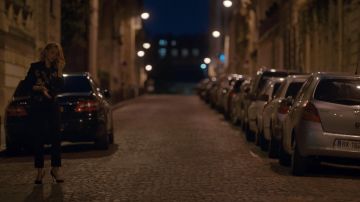 El bombardero bordado de flores de Virginie Efira en Ten Percent S02E01