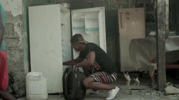 La paire de Converse All Star dans le clip Rouge et bleu de Kalash feat. Booba