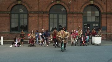 The Vans Old Skool in the clip Thrift Shop (feat. Wanz) Macklemore & Ryan Lewis
