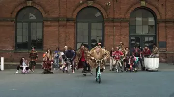 The Converses Chuck Taylor en el video musical Thrift Shop (feat. Wanz) por Macklemore & Ryan Lewis