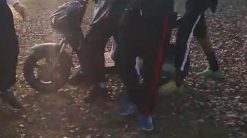 El Asics Gel Pulse en el clip El sonido que jode el darwa de Elams