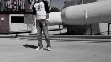 Zapatillas Adidas Dragon en el video musical "like you" de Shurik'n