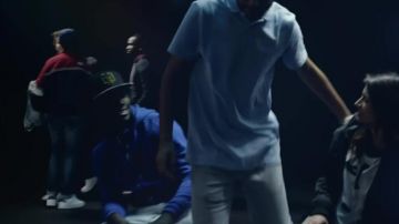 Zapatillas Adidas Stan Smith en el clip Siempre se está volviendo loco
