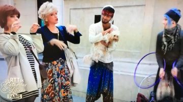 Falda estampada de Alex Lutz en la revista de prensa de Catherine y Liliane del 29/09/2017