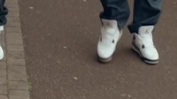 El cemento air jordan IV 4 en el clip "VLB" de Lino