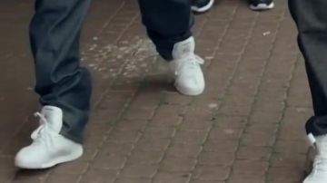 Zapatillas clásicas reebok en el clip "VLB" de Lino