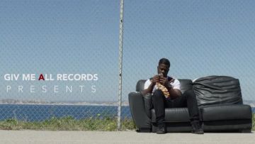 Zapatillas negras Louboutin de Scridge en su video musical Pour walou
