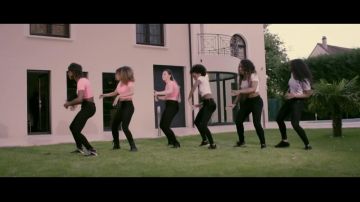 El adidas stan smith en el clip Ma jolie de Jul
