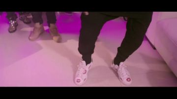 El adidas stan smith en el clip Ma jolie de Jul
