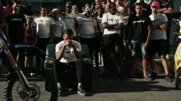 Las sandalias rojas Adidas Adilette en el clip Sarrazin de YL