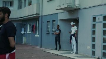 Zapatillas Adidas Gazelle en el clip Sarrazin de YL