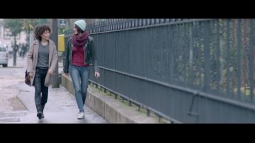 El naranja adidas stan smith en el clip Mis hombros de The Shin Sekai