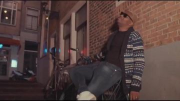 Zapatillas blancas Balenciaga Arena en el clip Blue Pochon de Naps