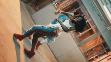 La paire de boots Timberland d'une danseuse dans le clip Allumer de La Synesia