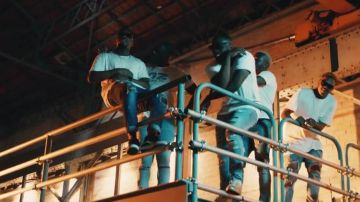 Les baskets Vans SK8 dans le clip Allumer de La Synesia