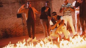 La paire de Adidas Stan Smith dans le clip Allumer de La Synesia