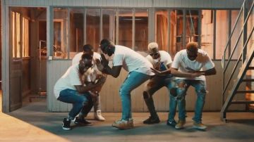 La paire de Vans SK8 dans le clip Allumer de La Synesia