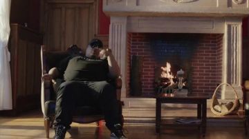 La paire de Giu­seppe Zanotti de Naza dans son clip A Gogo