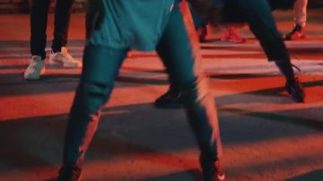 La paire de Reebok Classic Club 85 dans le clip Allumer de La Synesia