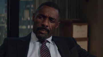 Corbata brioni a rayas de Charlie Jaffey (Idris Elba) en el juego de Molly