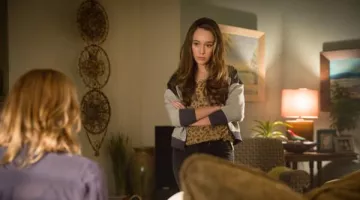 The top leopard Current/Elliott to Alicia Clark (Alycia Debnam-Carey) in Fear the Walking Dead