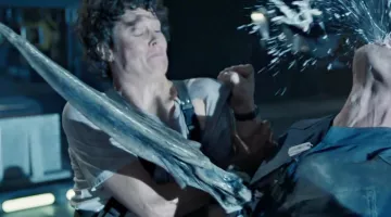 La plaque militaire de Bishop (Lance Hen­rik­sen) dans Aliens, le retour