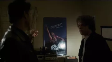 El póster de The Evil Dead en la habitación de Jonathan Byers (Charles Heaton) en Stranger Things temporada 1