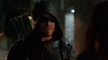 La réplique du masque en cuir de Green Arrow / Oliver Queen (Stephen Amell) dans Arrow S05E11