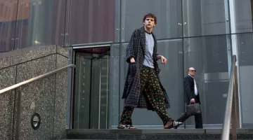 Les claquettes Adidas de Mark Zuckerberg (Jesse Eisenberg) dans The Social Network
