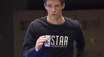 Pull Noir Star Labs de Barry Allen (Grant Gustin) dans The Flash