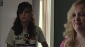 Le t-shirt Adidas vintage Run DMC de Ronnie (Zooey Deschanel) dans Rock The Kasbah