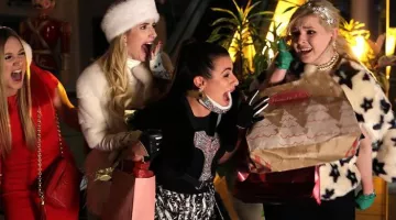 Abrigo de piel sintética Chanel de 5 estrellas en Scream Queens