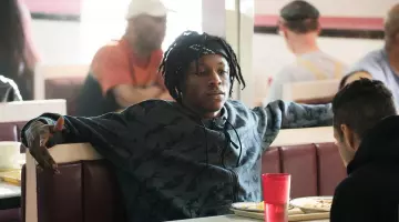 La veste de survêtement camouflage Adidas grise de Leon (Joey Bada$$) dans Mr. Robot