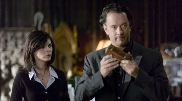 The cryptex Robert Langdon (Tom Hanks) in The Da Vinci Code