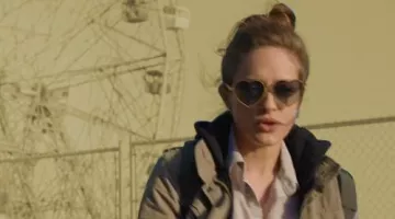 Gafas de sol en forma de corazón de Darlene (Carly Chaikin) en Mr. Robot S01E10