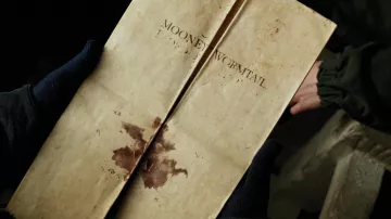 La tarjeta del Merodeador ofrecida por los gemelos Fred y George (James y Oliver Phelps) a Harry Potter en Harry Potter y el prisionero de Azkaban