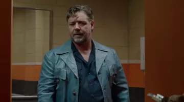 Le blouson en cuir bleu de Jackson Healy (Russell Crowe) dans The Nice Guys